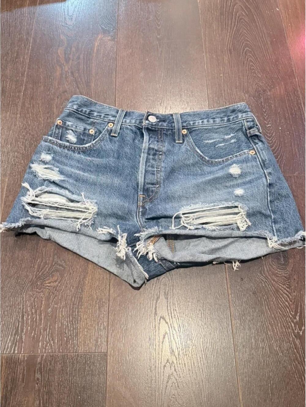 Levi’s 501 Women’s Distressed Denim Shorts Size W28 S32